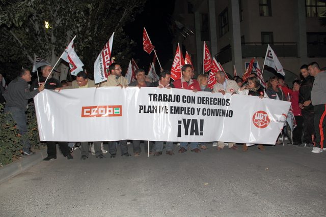 2000 personas se manifiestan en Macael para exigir la firma del Convenio de Canteras y SerrerÃ­a del Marmol