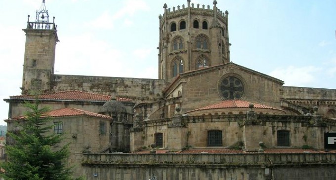 Anuncio de la contratación de los trabajos para la redacción de un proyecto de restauración específico en la portada norte del crucero de la catedral de San Martiño de Ourense
