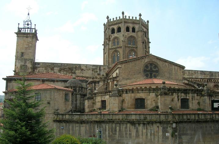Anuncio de la contrataciÃ³n de los trabajos para la redacciÃ³n de un proyecto de restauraciÃ³n especÃ­fico en la portada norte del crucero de la catedral de San MartiÃ±o de Ourense